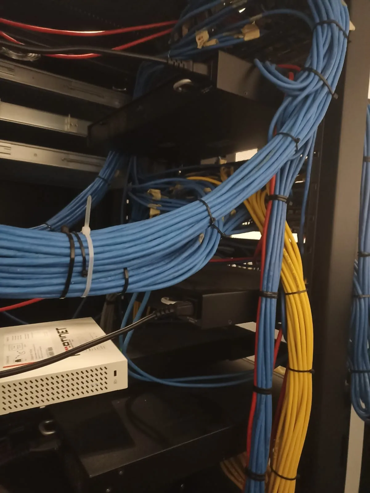 Pemasangan dan Setting jaringan pada Rak Server di Makassar