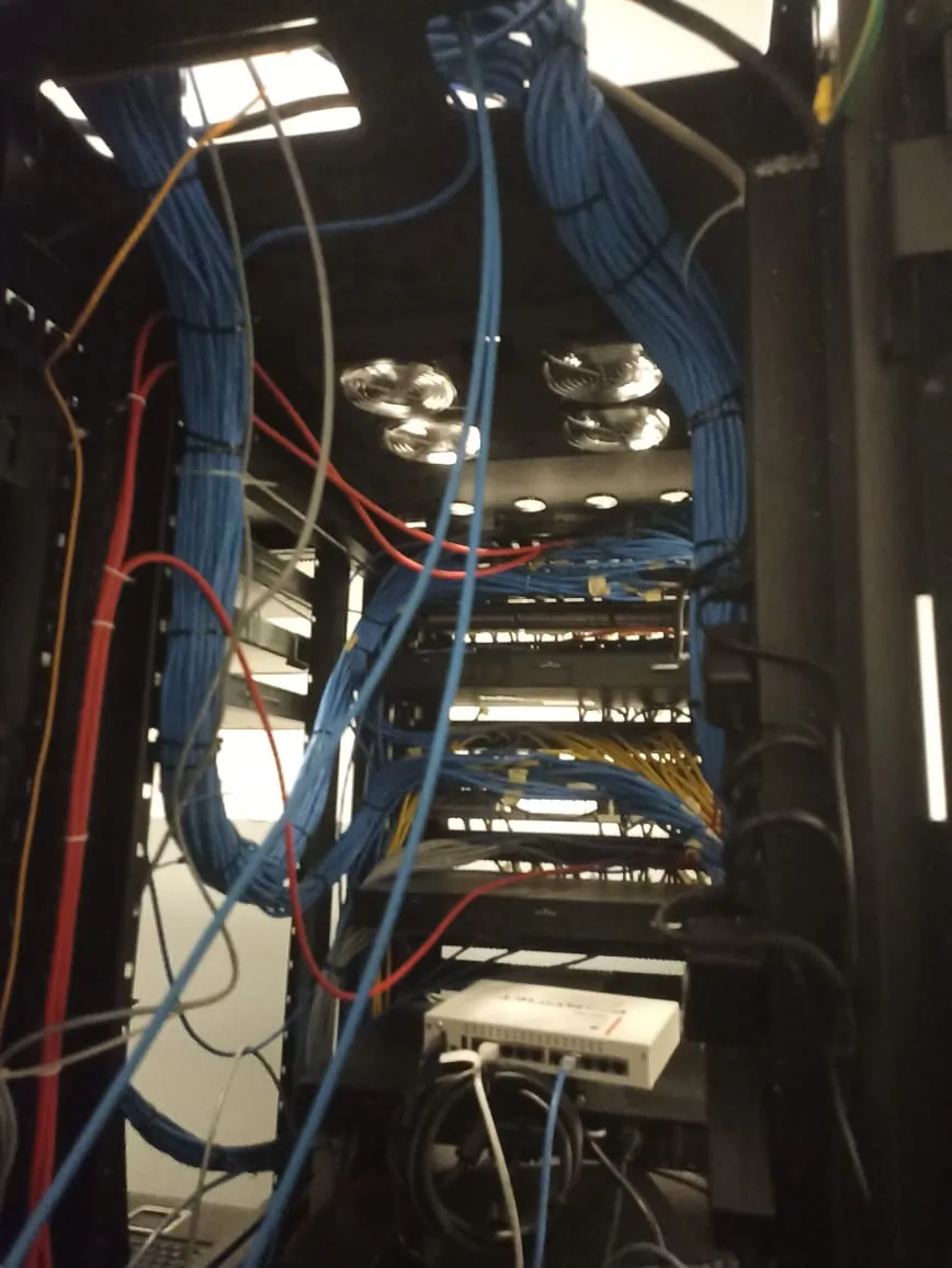 Pemasangan dan Setting jaringan pada Rak Server di Makassar