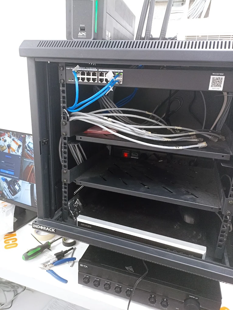 Pemasangan kabel UTP dan Access Point kantor di Makassar